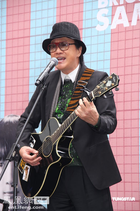 许冠杰携子出席活动个唱将纪念弟弟许冠英[高