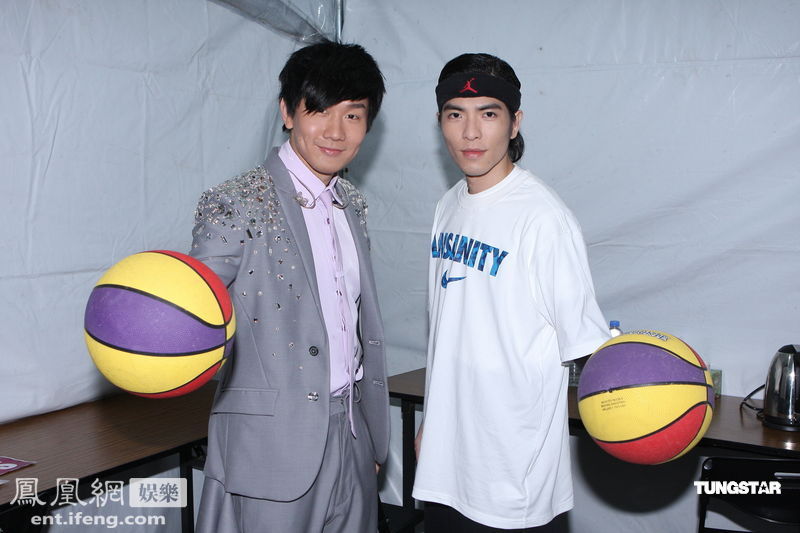 林俊杰首办新歌演唱会 邀萧敬腾同台合唱PK[高