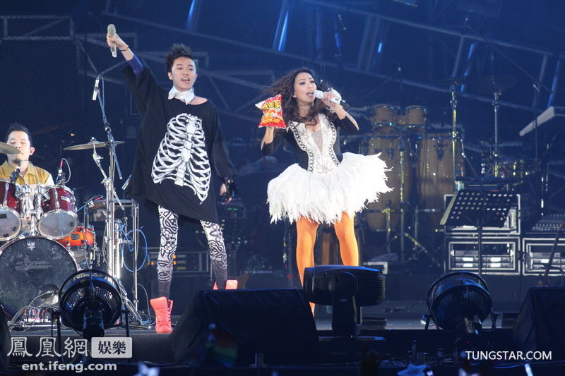 <em>张惠妹</em>第五场个唱大秀事业线 与青峰合唱<em>经典</em>