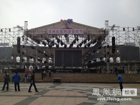 苏州热波音乐节过山车旁搭舞台 声光电打造立