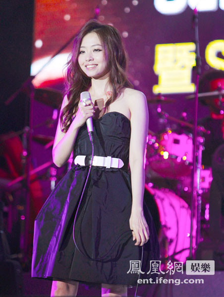 张靓颖王铮亮潘辰校园献唱 盲人歌迷感动落泪