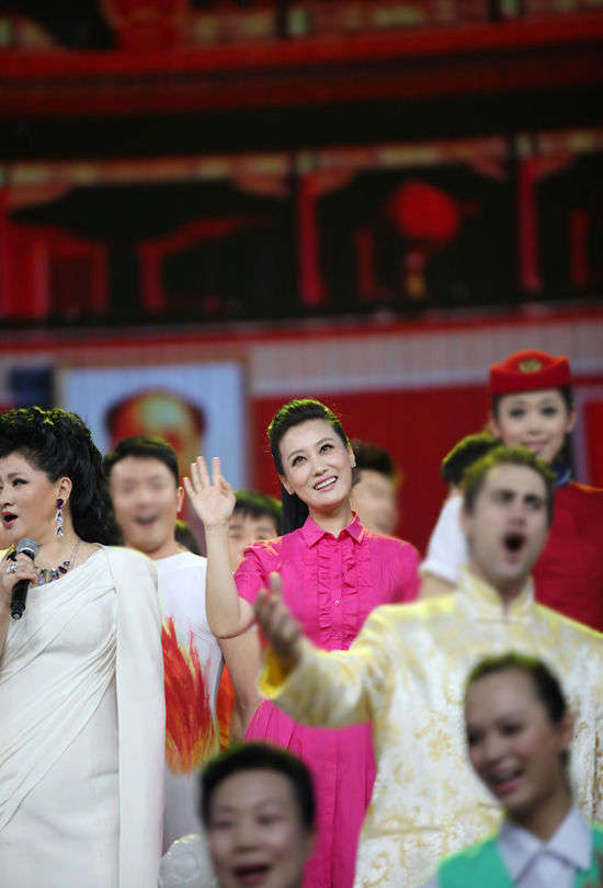 谭晶登《天安门》晕台 借新歌祝福最美女教师