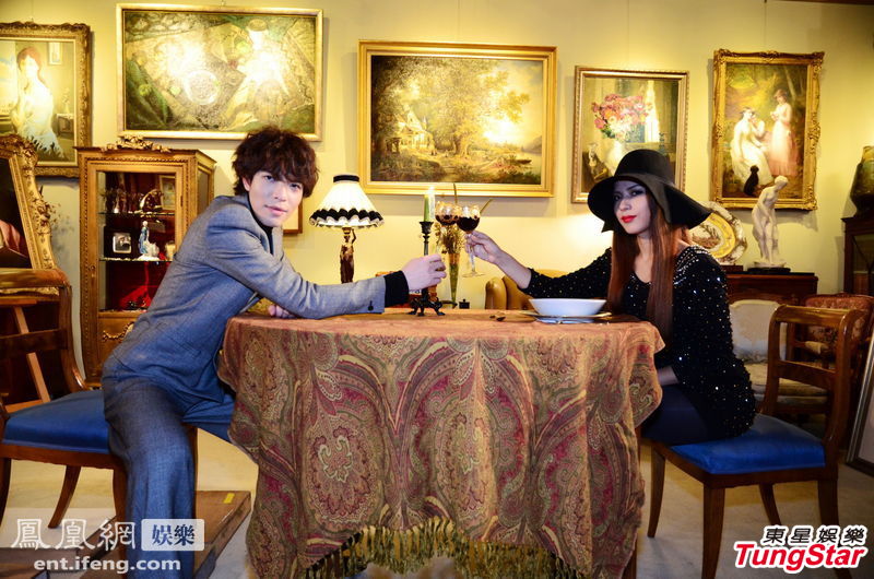 即将于11月14日预购、11月30号发行个人第四张正规专辑《以爱之名》的萧敬腾,此次不仅在服装造型上采用了大胆时尚的风格,预购两版本的写真集(男人版/男孩版) 更是大手笔飞往香港拍摄。首波强势主打《福尔摩斯》更是萧敬腾再度与五月天阿信在音乐上的合作。《福尔摩斯》由萧敬腾本人亲自作曲、五月天主唱阿信填词,萧敬腾以最擅长的摇滚曲风作为整张专辑的开场,充分发挥了他无人能敌的摇滚嗓音。歌词讲述现今的社会八卦风气盛行,全民都是福尔摩斯,到处侦察窥探,这样的你我,到底是罪犯还是侦探?透过这首歌,萧敬腾巧妙的传递了对这个花花世界中社会现象与时事的关心。 即将于11月14日预购、11月30号发行个人第四张正规专辑《以爱之名》的萧敬腾,此次不仅在服装造型上采用了大胆时尚的风格,预购两版本的写真集(男人版/男孩版) 更是大手笔飞往香港拍摄。首波强势主打《福尔摩斯》更是萧敬腾再度与五月天阿信在音乐上的合作。《福尔摩斯》由萧敬腾本人亲自作曲、五月天主唱阿信填词,萧敬腾以最擅长的摇滚曲风作为整张专辑的开场,充分发挥了他无人能敌的摇滚嗓音。歌词讲述现今的社会八卦风气盛行,全民都是福尔摩斯,到处侦察窥探,这样的你我,到底是罪犯还是侦探?透过这首歌,萧敬腾巧妙的传递了对这个花花世界中社会现象与时事的关心。