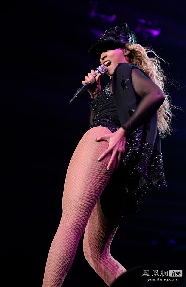 洛杉矶当地时间7月1日，碧昂斯（Beyonce）The Mrs. Carter Show 世界巡演洛杉矶站上演。
碧昂斯依旧以性感短裙亮相，台上劲歌热舞大秀蜂腰豪乳，热辣曲线一览无遗。 