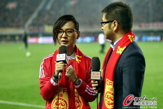 周笔畅助阵国足亚洲杯 穿球衣领唱国歌_音乐频