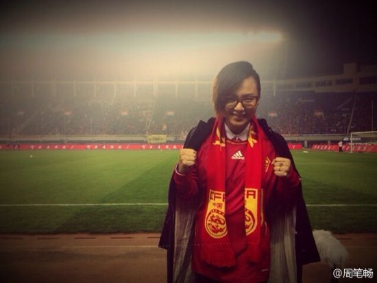 周笔畅助阵国足亚洲杯 穿球衣领唱国歌_音乐频