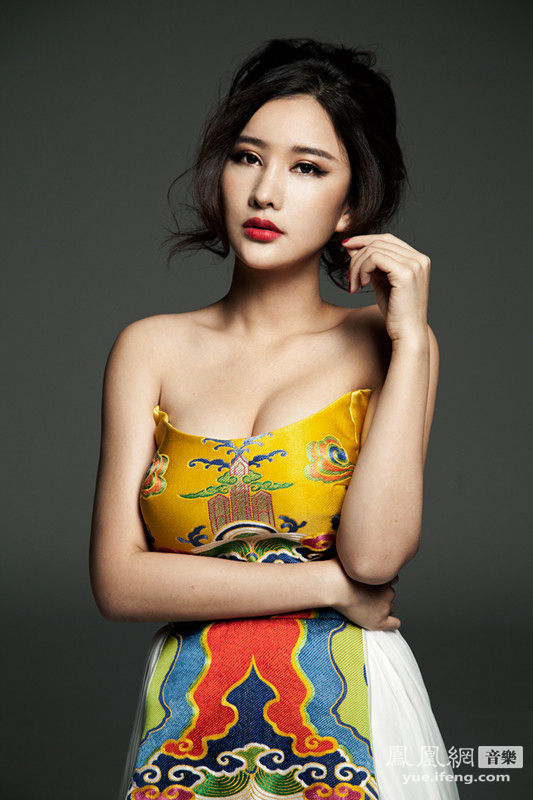 张虹一继范冰冰后黄袍加身 高贵冷艳气场足_音乐频道_凤凰网