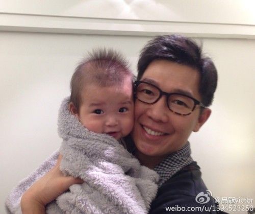 品冠抱儿子小V