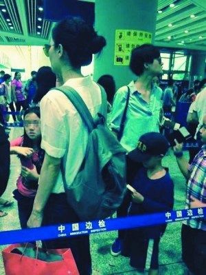 王菲背双肩包现身机场小女儿正面首曝光(图)