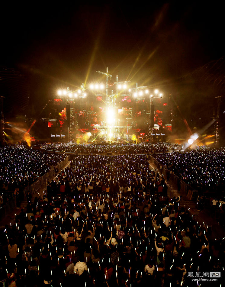 五月天跨年演唱会 15万人萤火围炉一期一会|五