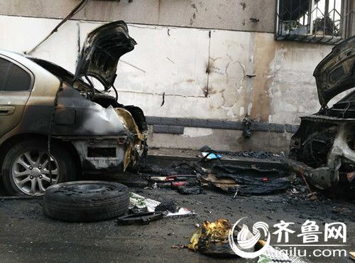 济南市历下区和平新村内，一辆面包车自燃。