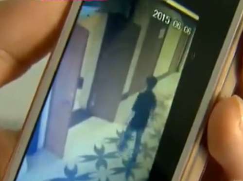 6月初，监控视频显示犯罪嫌疑人进入电梯（视频截图）
