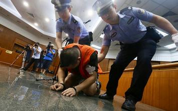 男子杀好友连磕8个头获原谅 好友父亲不提赔偿