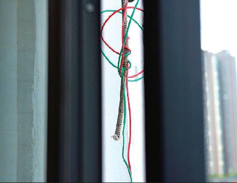 10岁男孩嫌吵割断工人安全绳 悬空40分钟险遭