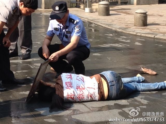 南京女子为亡夫维权 脱衣讨说法zt