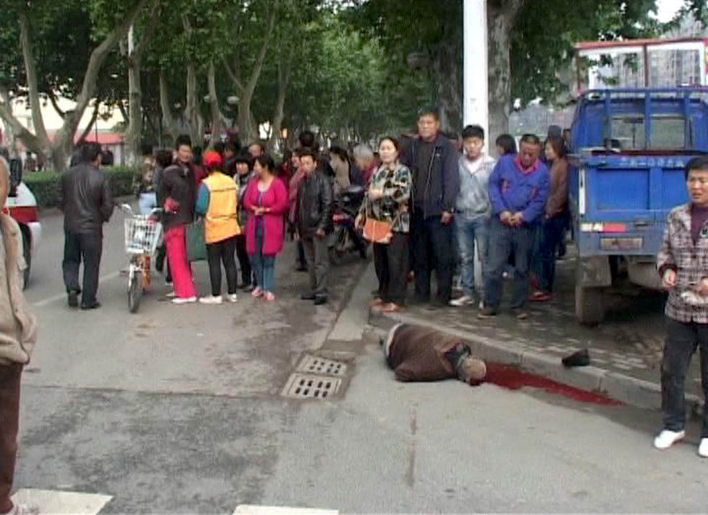 南京一货车司机撞人逃逸 2死1伤-中国学网-中国