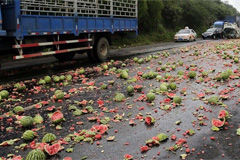 2吨西瓜散落路面