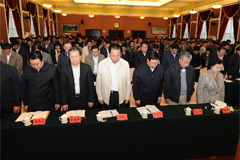 张春贤与干部向遇难者默哀