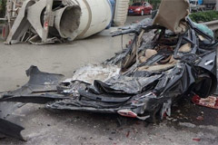 山西临汾一水泥车压扁轿车