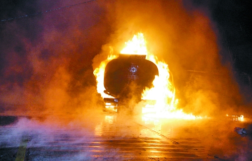 商丘市两油罐车相撞起火 23辆消防车灭火