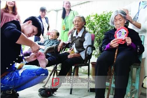 阜阳阜南县志愿者中秋献爱心情满敬老院