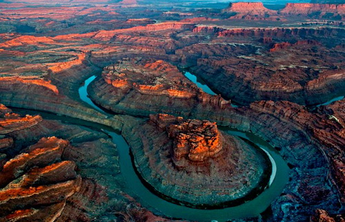 科罗拉多河(colorado river) 这里是众多游客的理想旅游地.