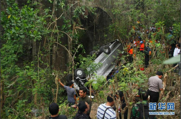 巴厘岛旅游车坠崖事故已5人遇难 13名游客来自
