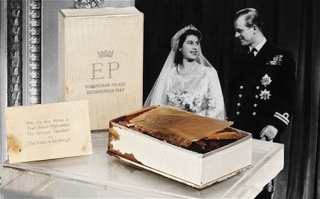 英国女王伊丽莎白二世的这块结婚蛋糕拍出1750英镑src=