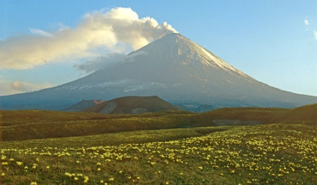 俄罗斯堪察加“科柳切夫”火山重新喷射火山灰。