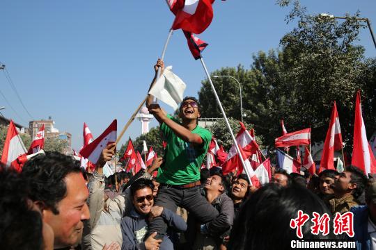 图为尼泊尔大会党支持者在加德满都举行庆祝活动。　符永康　摄src=