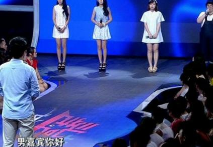 <em>非诚勿扰</em>140713期 <em>双胞胎姐妹</em>同争一男嘉宾_