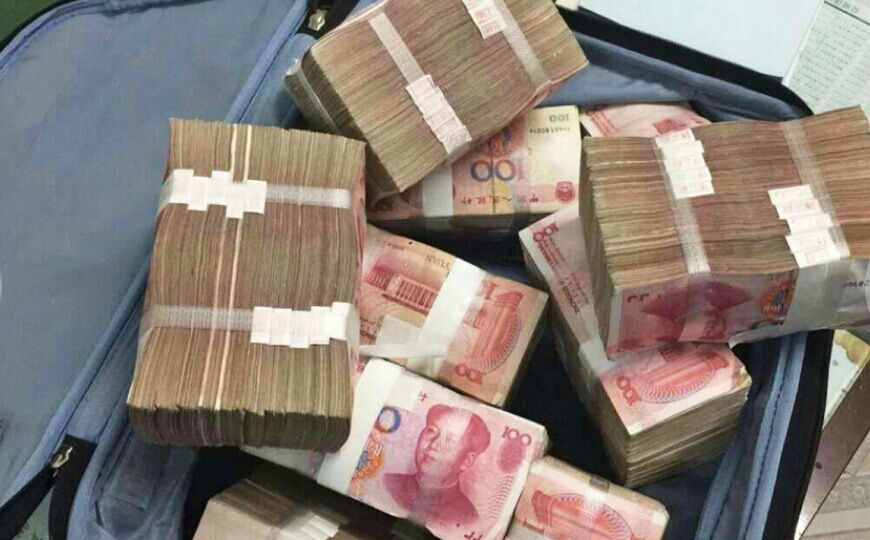 西安4人打的将百万现金忘车上 幸运找回