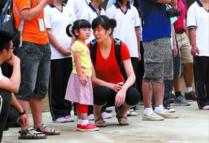 新闻  姚沁蕾3岁已与母亲叶莉齐腰高(资料显示叶莉身高为190cm) 原