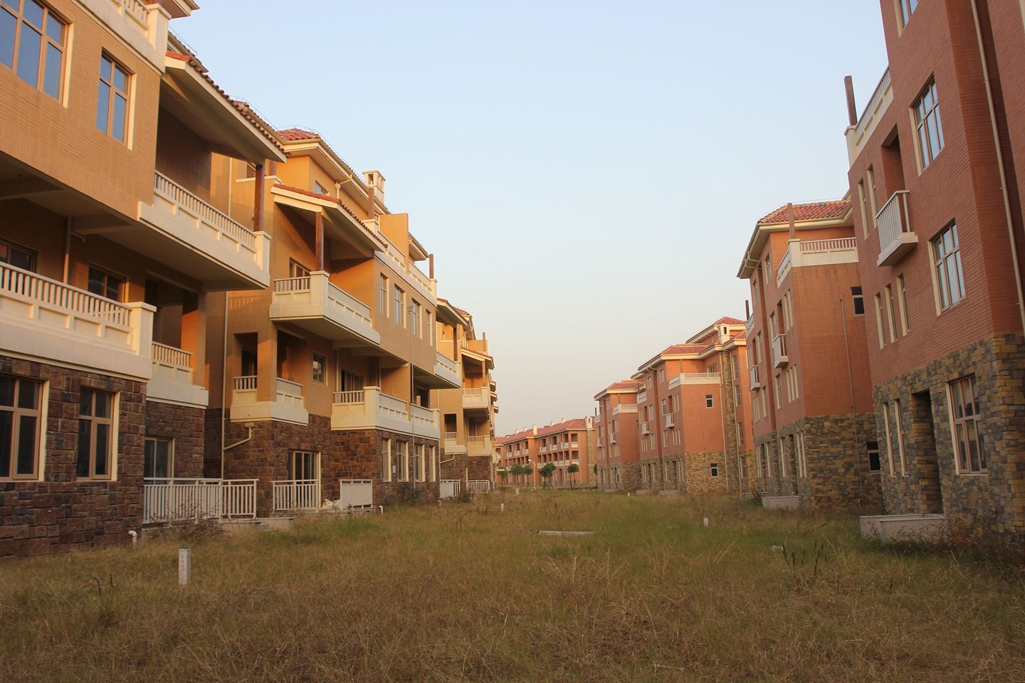 2013年11月17日，武汉蔡甸出现大面积空置别墅群，别墅群约有50栋两层的楼房，一年前已建好，一直没人居住。该空置别墅群所在区域为武汉市蔡甸区打造的“中国健康谷”，是政府的规划项目。据媒体2010年报道，整个“中国健康谷”项目总投资200亿元。