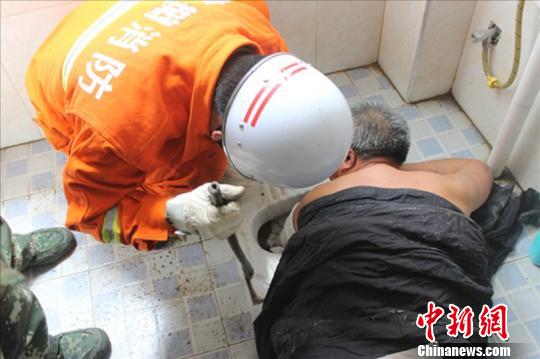 湖北襄阳七旬老汉便池内捞香皂手卡厕洞(图)_湖北频道_凤凰网