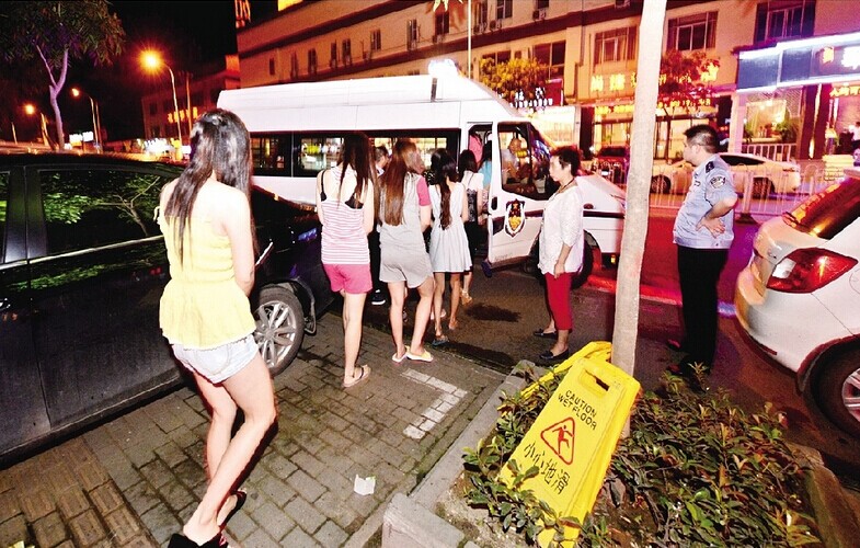 图为:7月18日,卓刀泉一酒店涉嫌卖淫女子被警方带走调查