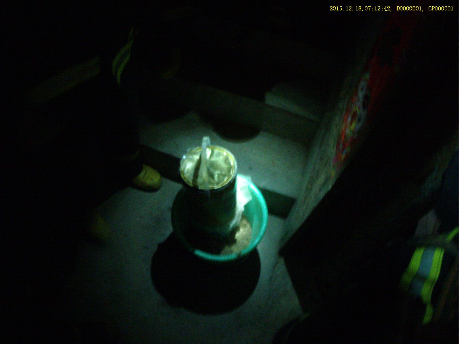 大冶糊涂妈买硫酸洗厕险酿祸 民警联手消防排