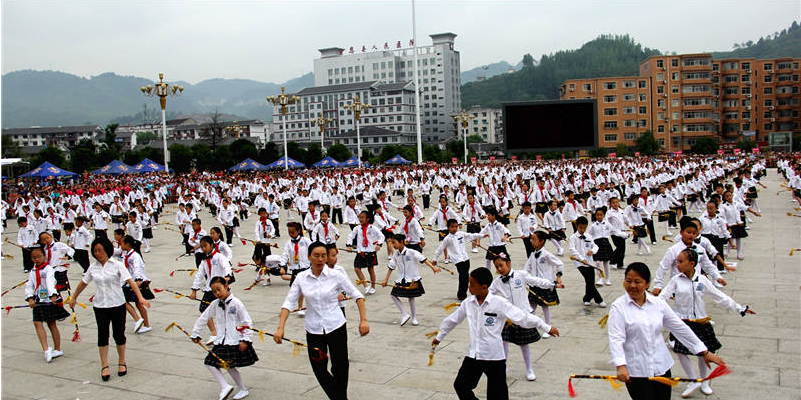 湖北宣恩千人滚龙连厢舞动全民健身热