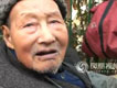 90岁老人街头卖烤梨 称不想成为负担