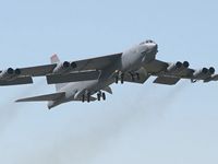 美军B-52擅闯南沙 解放军24架歼-11B已部署待命