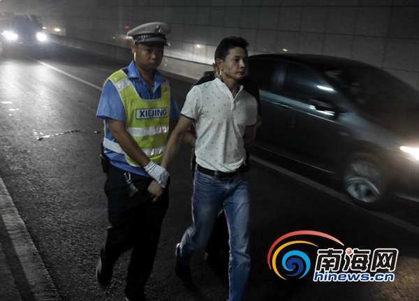 海口交警深夜查车 酒驾司机弃车逃跑被抓