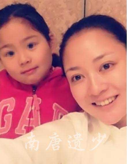 知名博主曝光41岁连奕名8岁漂亮女儿近照(图)