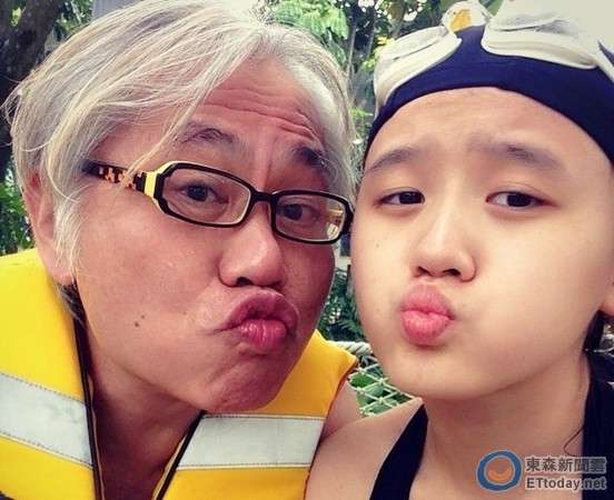 爷孙恋词人与小40岁女友亲密照曝光 称没分手