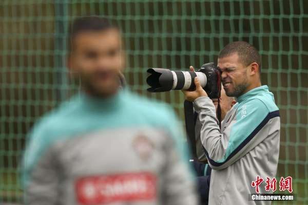 葡萄牙备战欧洲杯预选赛 C罗卖萌佩佩化身摄影