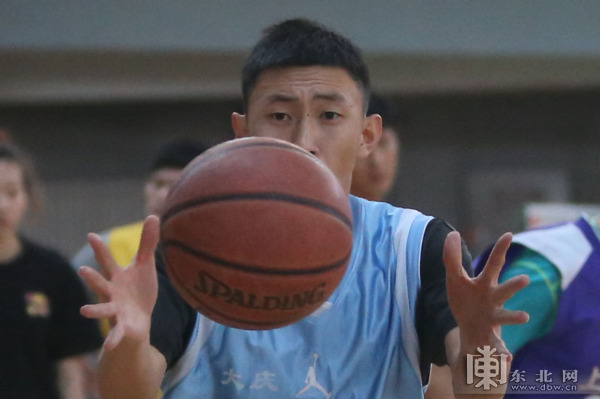 龙江聋人篮球队员向梦想出发