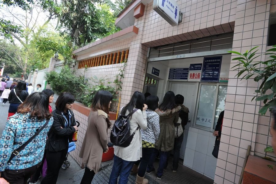 广州女大学生占领男厕所吁扩大女厕位比例