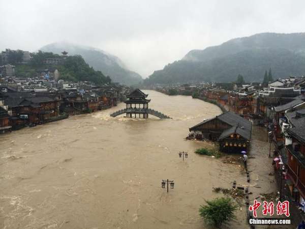 湖南凤凰古城景区被淹景区已经关闭(组图)