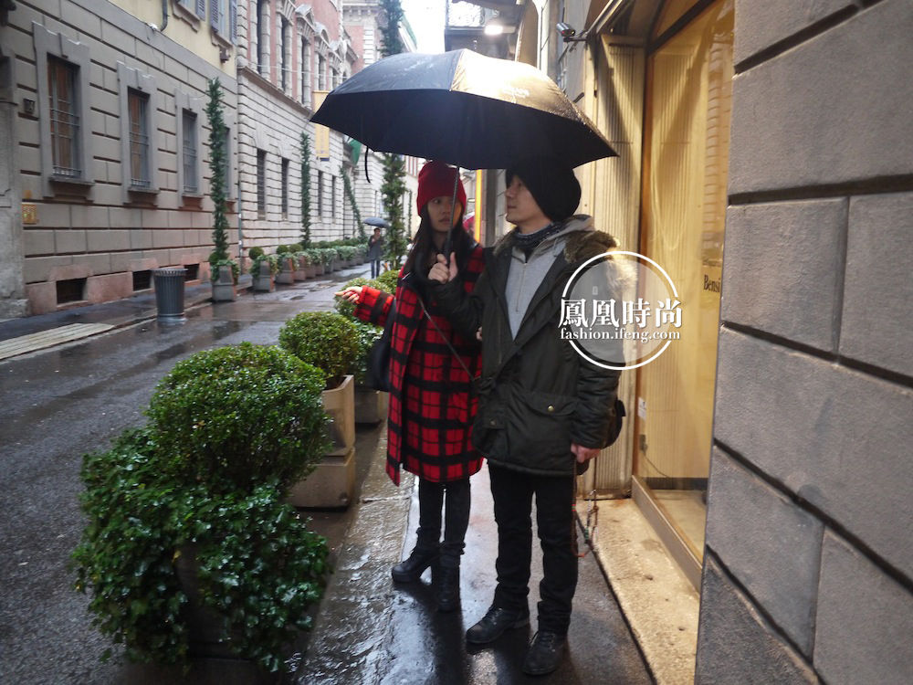 郑钧笑容满面为刘云撑伞，二人甜蜜闲逛米兰街头。