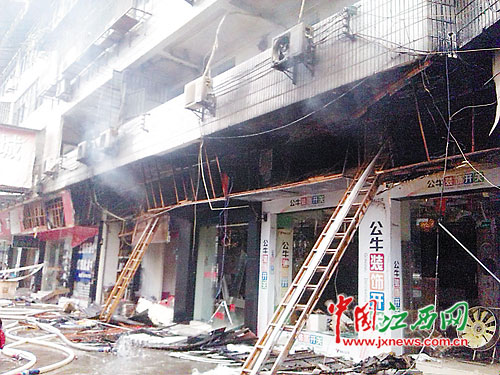 上饶一灯具市场凌晨发生火灾 男子被熏醒叫醒