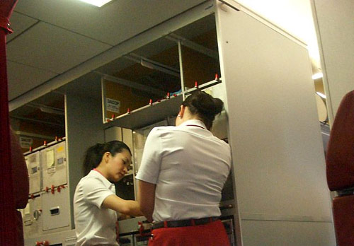 蓝天航空公司的空姐_航空公司员工收入